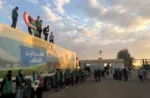 Un camión perteneciente a un convoy de ayuda humanitaria para la Franja de Gaza frente a la puerta fronteriza de Rafah, Egipto, este martes. EFE/STR