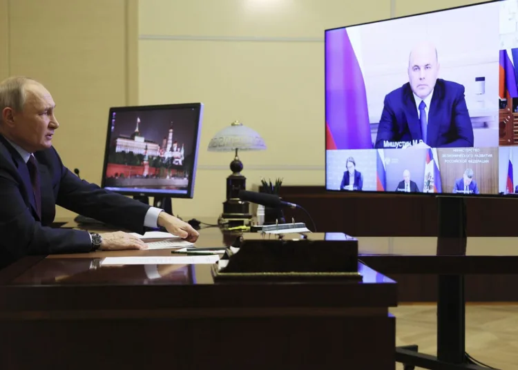 El presidente de Rusia, Vladimir Putin, dirige una reunión sobre asuntos económicos por videoconferencia desde la residencia estatal de Novo-Ogaryovo, a las afueras de Moscú, Rusia, el 1 de noviembre de 2023. (Gavriil Grigorov, Sputnik, Kremlin Pool Foto vía AP)