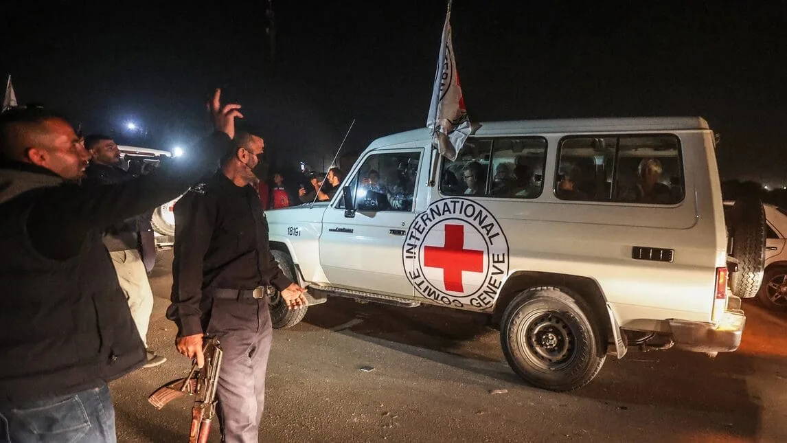 Hamas e Israel liberan rehenes y presos en un alto al fuego momentáneo