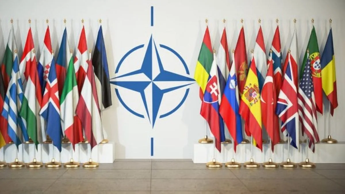 Banderas de la OTAN desplegadas en un acto