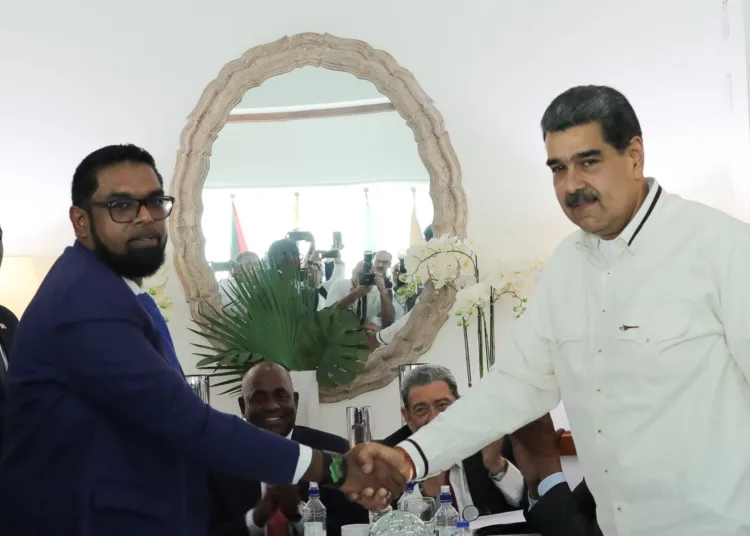 AME4279. ARGYLE (SAN VICENTE Y LAS GRANADINAS), 14/12/2023.- Fotografía cedida por la oficina de Prensa de Miraflores que muestra al presidente venezolano, Nicolás Maduro (d), mientras estrecha manos cone l mandatario de Guyana, Irfaan Ali, durante su reunión de hoy, en Argyle, cerca de Kingstown (San Vicente y las Granadinas). Los presidentes de Venezuela, Nicolás Maduro, y de Guyana, Irfaan Ali, comenzaron, pasadas las 14:00 hora local (18:00 GMT), la reunión pautada para este jueves en San Vicente y las Granadinas, donde abordan la disputa que mantienen sus respectivos países por la Guayana Esequiba, un territorio de unos 160.000 kilómetros cuadrados. EFE/ Prensa Miraflores SÓLO USO EDITORIAL/SÓLO DISPONIBLE PARA ILUSTRAR LA NOTICIA QUE ACOMPAÑA (CRÉDITO OBLIGATORIO)