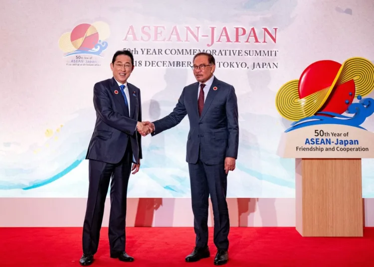 TOKYO, Dec 17 -- Malaysian Prime Minister Datuk Seri Anwar Ibrahim (right) shaking hands with Japanese Prime Minister Fumio Kishida during the ASEAN-Japan Commemorative Summit here on Sunday.
The summit marks the 50th anniversary of ASEAN-Japan Friendship and Cooperation which highlights the strategic relationship between Japan and much of Southeast Asia represented by ASEAN.
Anwar arrived in Tokyo Friday night for a five-day working visit.
-- fotoBERNAMA (2023) COPYRIGHT RESERVED