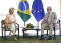El presidente brasileño Luiz Inácio Lula da Silva, derecha, y la presidenta de la Comisión Europea, Ursula von der Leyen, dialogan en el palacio de Planalto el lunes 12 de junio de 2023, en Brasilia, Brasil. (AP Foto/Gustavo Moreno)