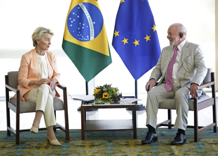 El presidente brasileño Luiz Inácio Lula da Silva, derecha, y la presidenta de la Comisión Europea, Ursula von der Leyen, dialogan en el palacio de Planalto el lunes 12 de junio de 2023, en Brasilia, Brasil. (AP Foto/Gustavo Moreno)