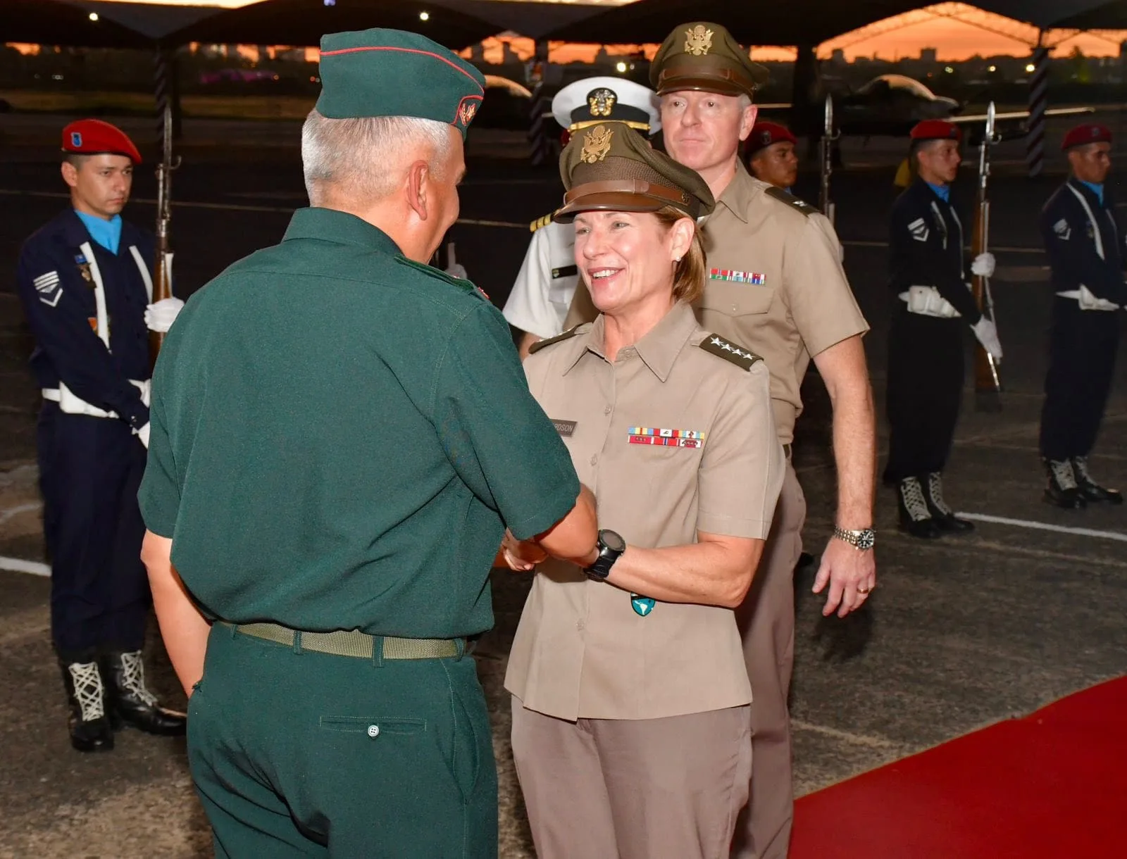 La General Richardson del Comando Sur aterrizó en Paraguay para conmemorar la alianza militar entre Estados Unidos y Paraguay