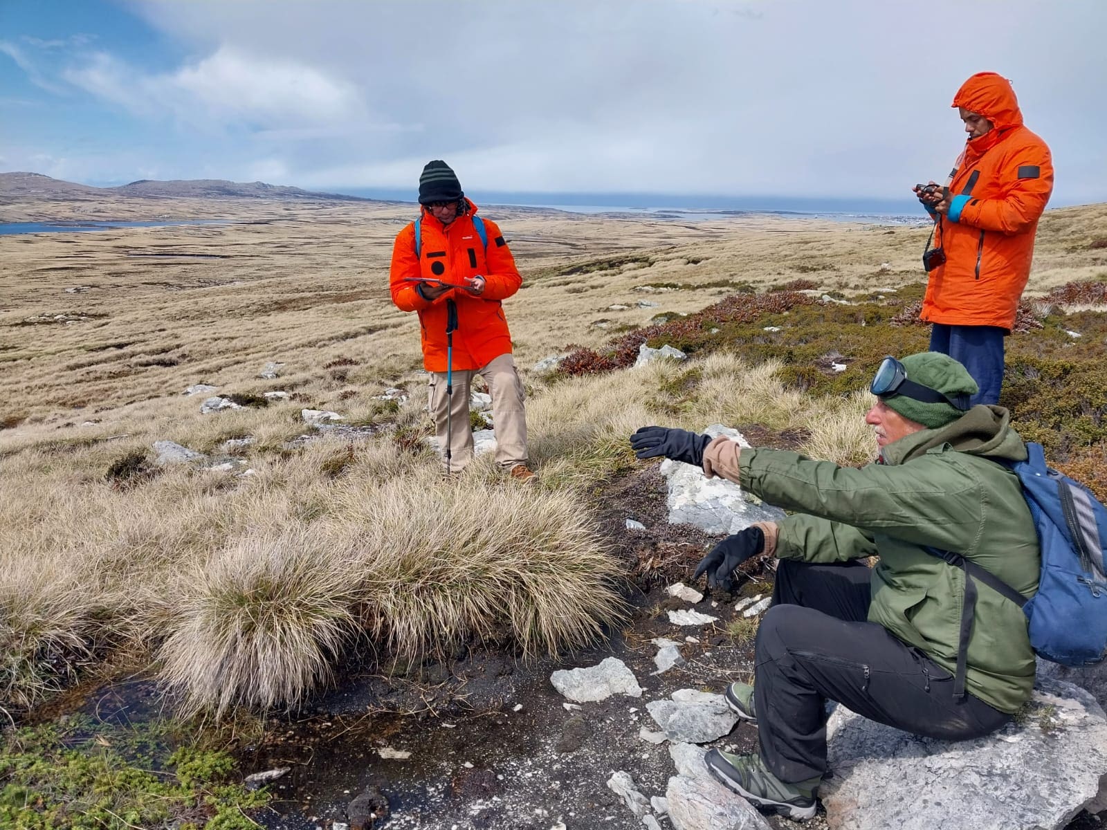 Exploración histórica: arqueólogos argentinos junto con veteranos de la guerra estudian los campos de batalla en las Malvinas