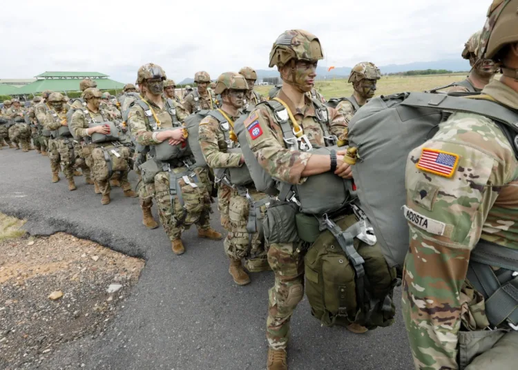En la imagen, paracaidistas del ejército de Estados Unidos que participan en ejercicios militares conjuntos con los de Colombia en el Centro Nacional de Entrenamiento de Tolemaida (Colombia). EFE/Mauricio Dueñas Castañeda/Archivo