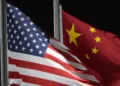 En esta imagen de archivo, las banderas de Estados Unidos y China ondean en un recinto olímpico antes de los Juegos Olímpicos de Invierno, el 2 de febrero de 2022, en Zhangjiakou, China. (AP Foto/Kiichiro Sato, archivo)