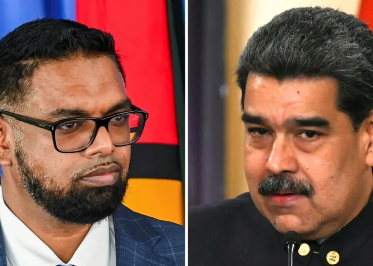 El presidente de Guyana, Irfaan Ali, suele confrontar con su par venezolano, Nicolás Maduro, por el control del Esequibo (Photo by Keno GEORGE and Federico PARRA / AFP)