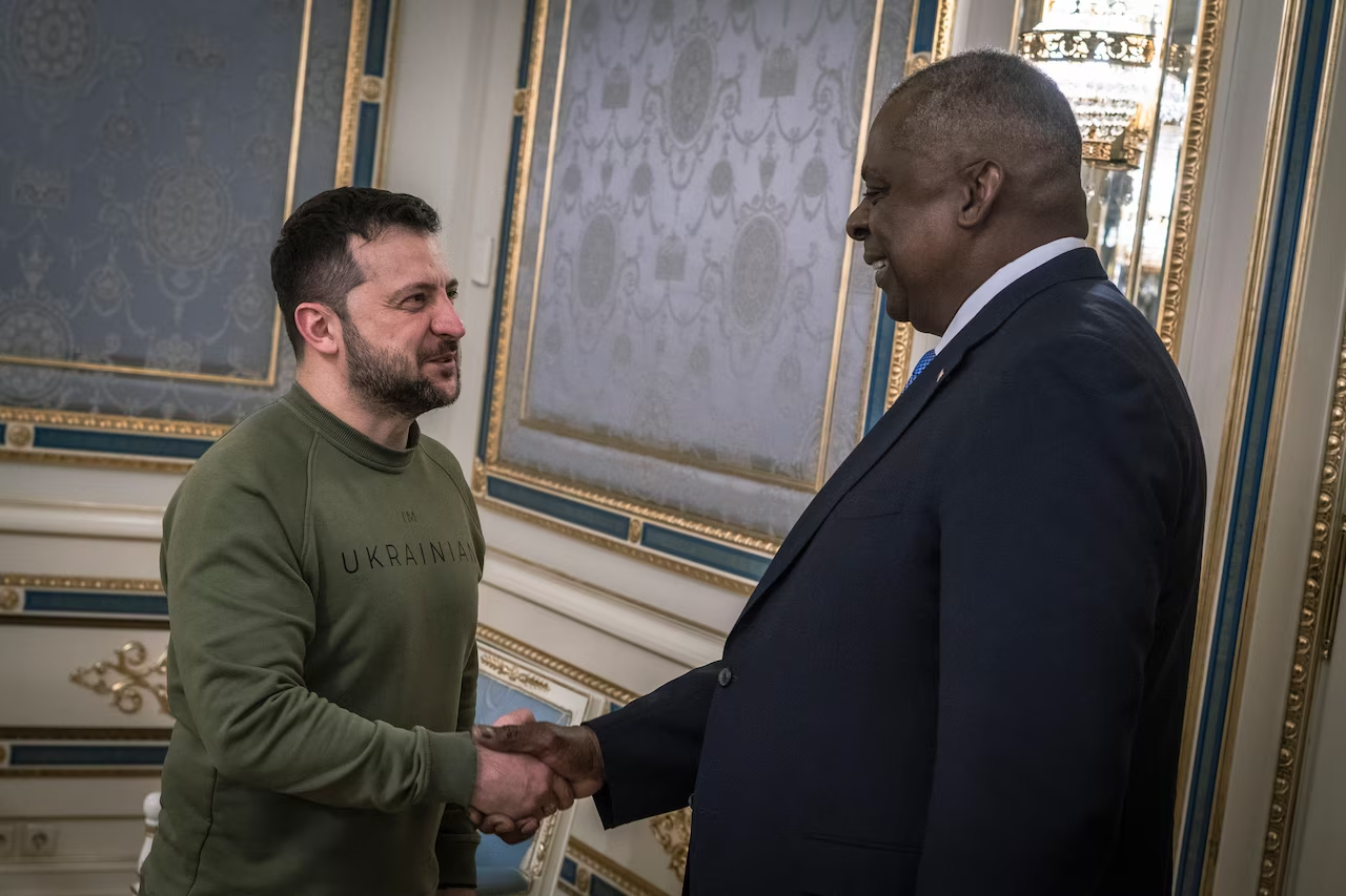 Estados Unidos asegura que la OTAN intervendría si Ucrania perdiera la guerra con Rusia, advierte el jefe del Pentágono