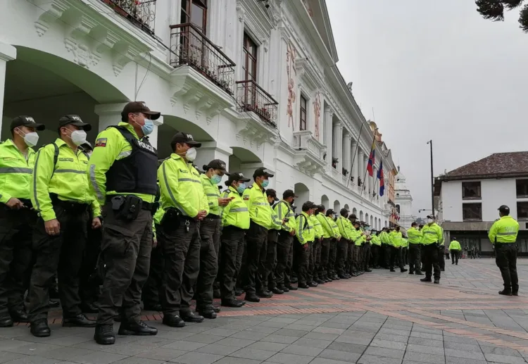 Fuerzas de seguridad se despliegan en los alrededores del Palacio de Gobierno en Quito (Ecuador), en una fotografía de archivo. EFE/ Elías L. Benarroch