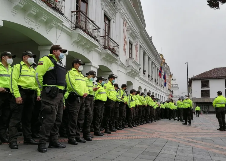 Fuerzas de seguridad se despliegan en los alrededores del Palacio de Gobierno en Quito (Ecuador), en una fotografía de archivo. EFE/ Elías L. Benarroch