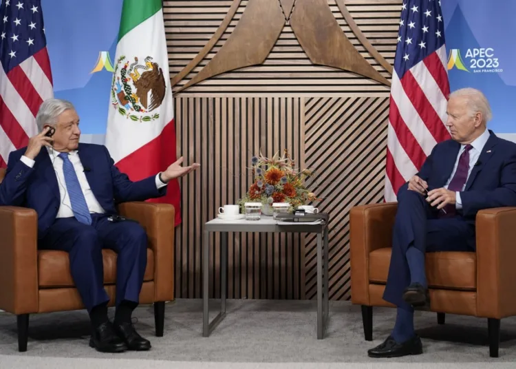 El presidente de Estados Unidos Joe Biden se reúne con su homólogo mexicano Andrés Manuel López Obrador durante la cumbr de la APEC, el 17 de noviembre de 2023, en San Francisco. (AP Foto/Evan Vucci, Archivo)