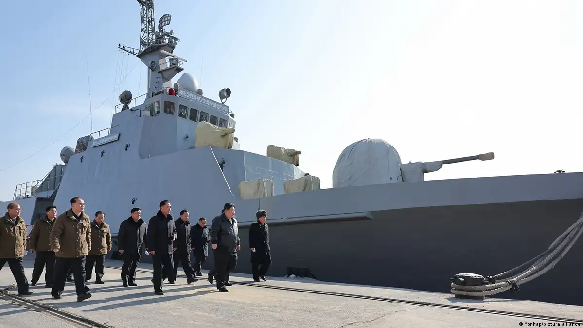 Kim Jong-un llama a reforzar “preparativos de guerra” durante la inspección de un astillero naval en Nampho