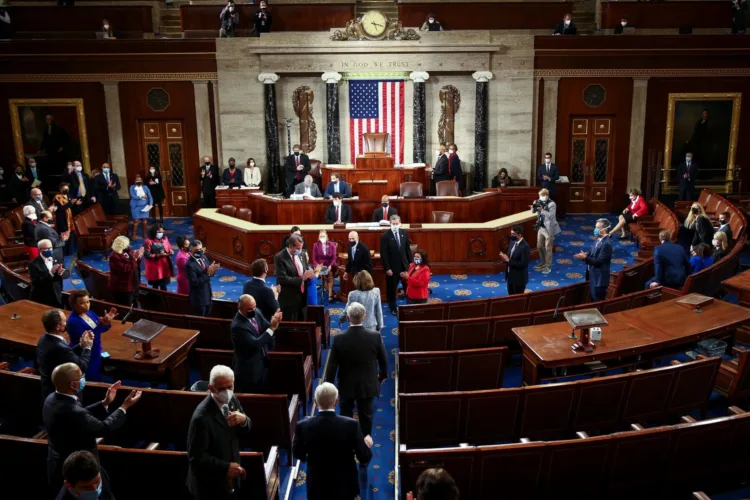 Los republicanos lograron el apoyo de algunos legisladores demócratas para terminar con el cierre de gobierno en Estados Unidos / Créditos: EFE