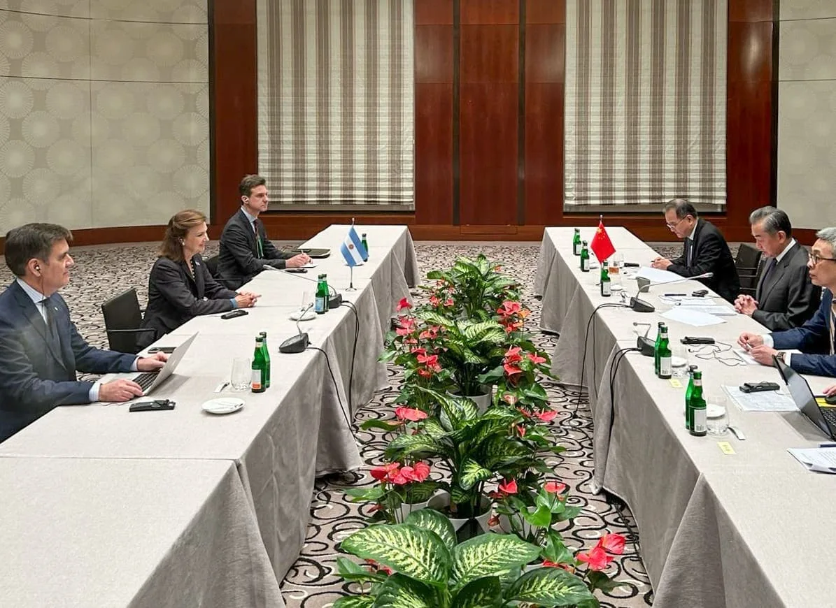 La Canciller Mondino afirma el compromiso de “una sola China” en reunión con su homólogo chino en Múnich