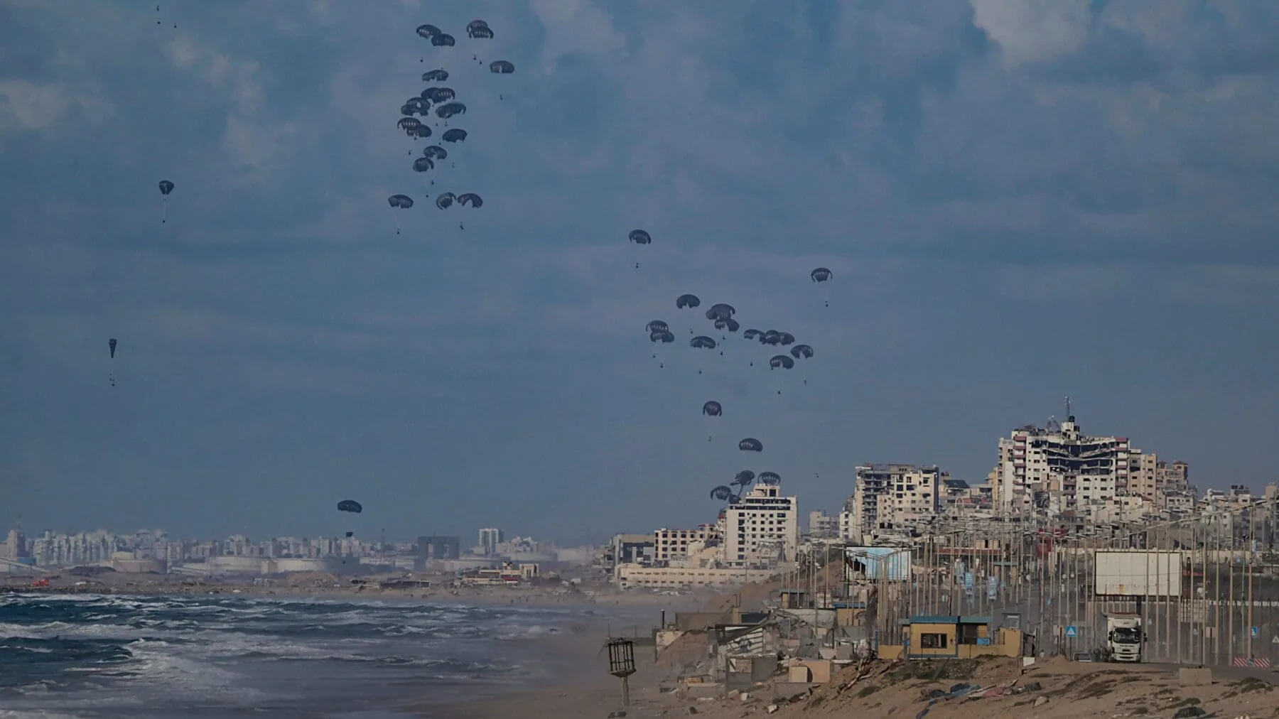 Soldados estadounidenses se despliegan para construir un puerto temporal en Gaza para recibir ayuda humanitaria