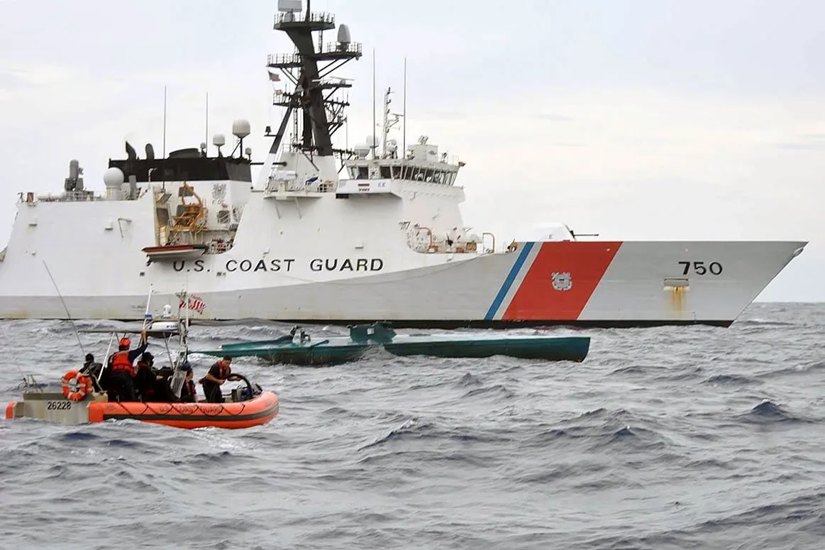 Buque de guerra británico y aviones estadounidenses incautan un importante cargamento de droga en el Mar Caribe