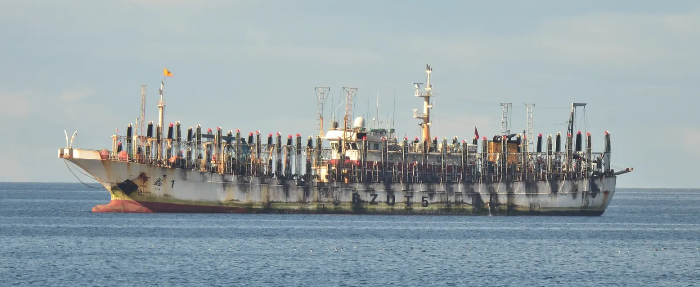 La embajada de China defiende un pesquero que fue inspeccionado y denunciado por realizar pesca ilegal en la Zona Económica Exclusiva de Argentina