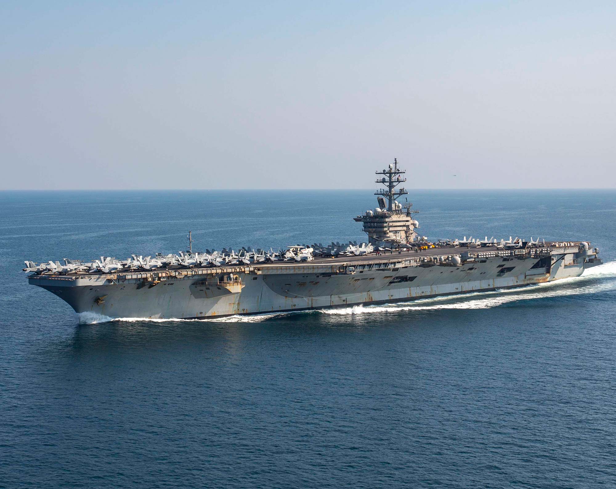 USS Dwight D. Eisenhower, el portaaviones de la Armada de Estados Unidos que navega en las agua del Mar Rojo sin descanso