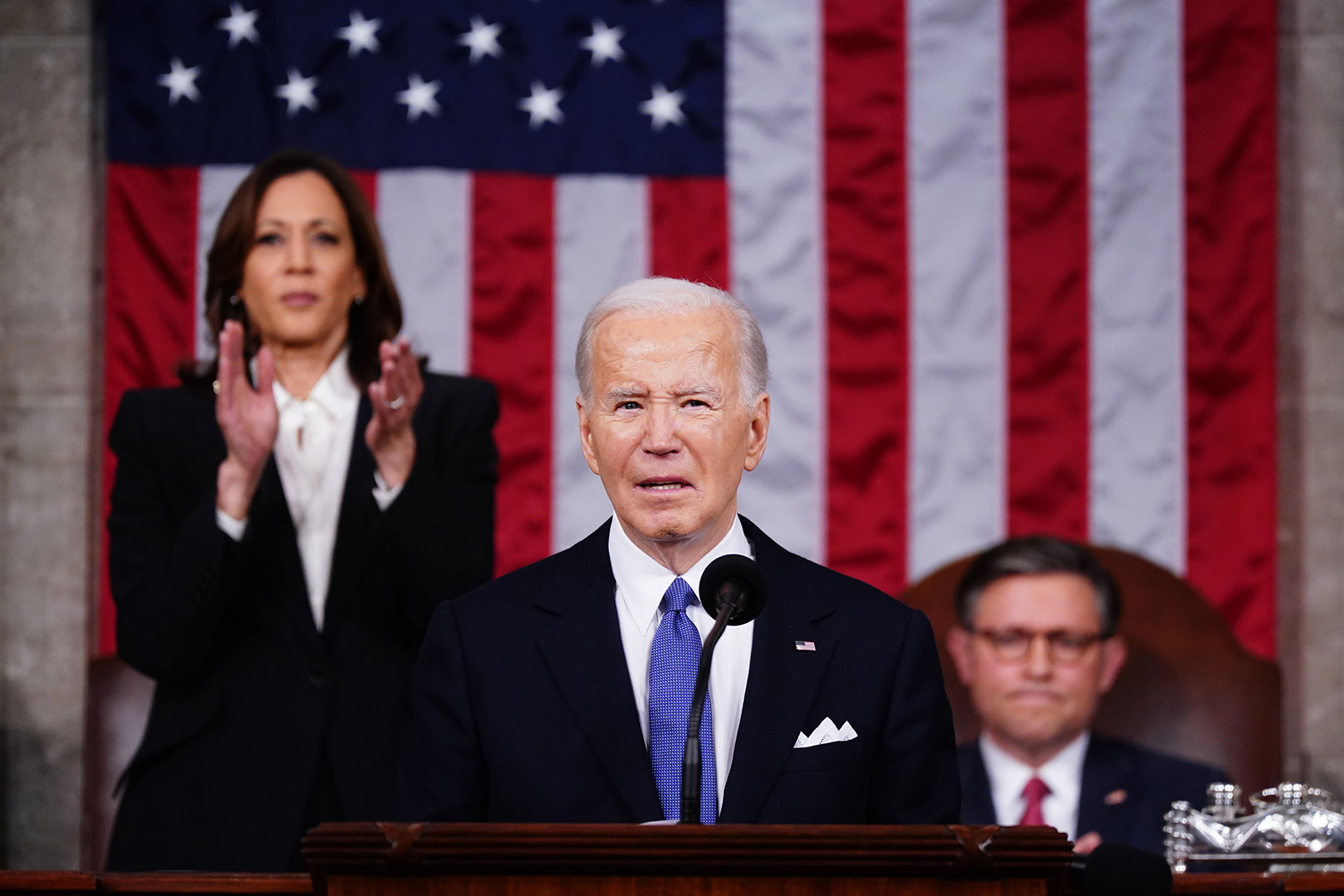 Según Biden, la libertad y la democracia están bajo ataque tanto “en casa” como en el extranjero