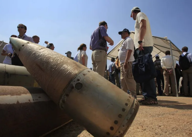 ARCHIVO - Activistas y delegaciones internacionales están junto a bombas de racimo en una base militar en Nabatiyeh, Líbano, 12 de setiembre de 2011. (AP Foto/Mohammed Zaatari, File)