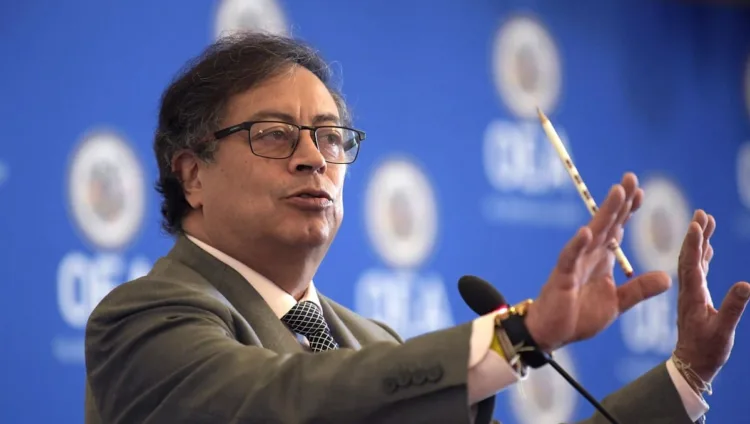 USA6068. WASHINGTON (ESTADOS UNIDOS), 25/04/2023.- Fotografía de archivo fechada el 19 de abril de 2023 del presidente de Colombia, Gustavo Petro, durante su intervención durante una sesión protocolaria del Consejo Permanente de la Organización de los Estados Americanos, en la sede de la organización en Washington (EE.UU.). El presidente colombiano, Gustavo Petro, pidió este martes la renuncia protocolaria de todo su gabinete luego de dar un discurso en el que criticó las dificultades de trámite que han tenido en el Congreso las reformas sociales que impulsa su Gobierno. EFE/ Lenin Nolly