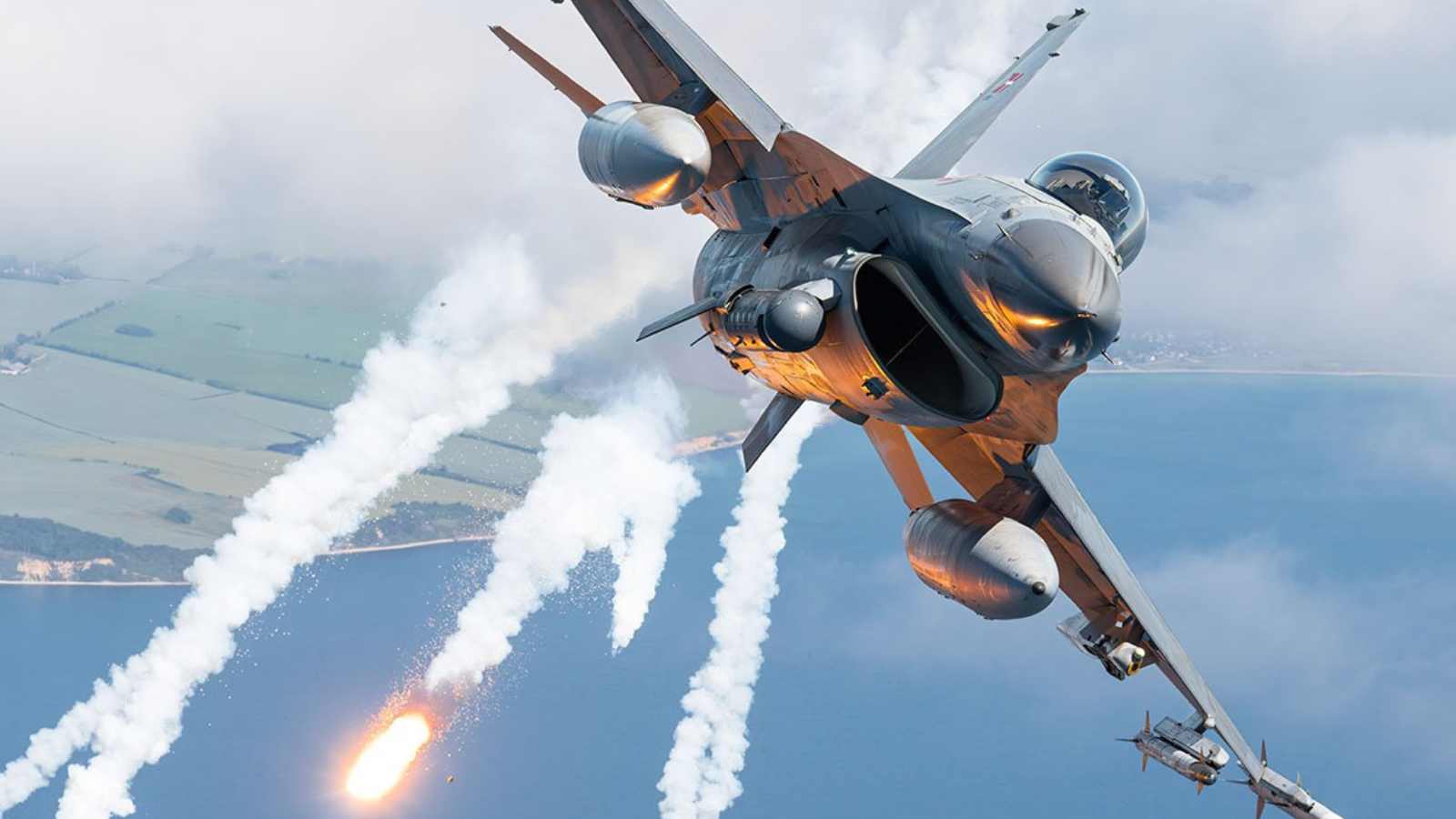 Estados Unidos celebró la firma de la Carta de Intención de compra de 24 aviones de combate F-16 para la Fuerza Aérea Argentina