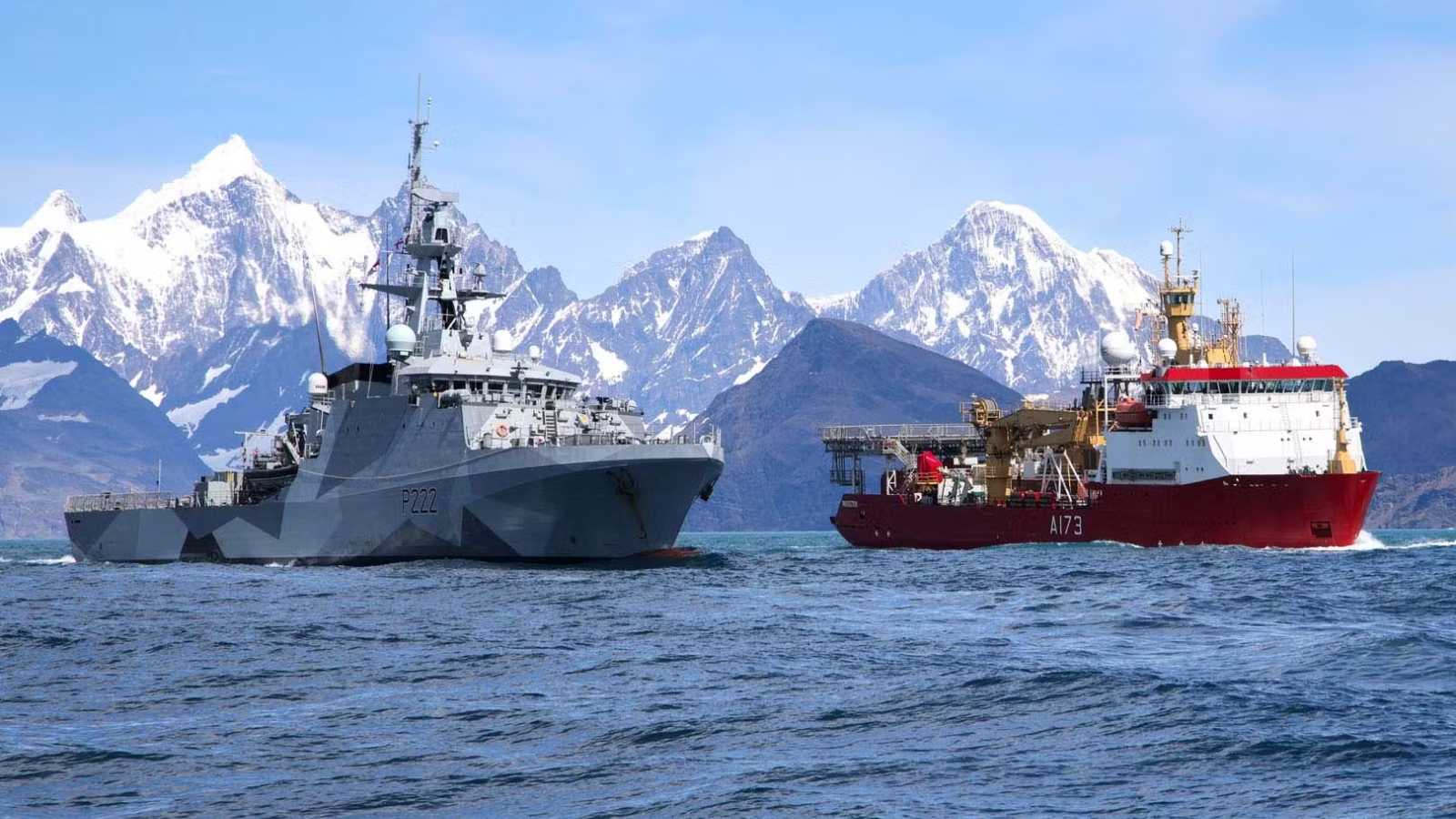 La Royal Navy confirma que el rompehielos HMS Protector enlazó con el patrullero HMS Forth en la Antártida