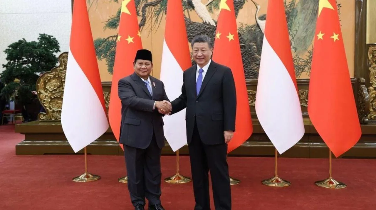 Imagen que contiene hombre, sostener, parado, frente

Descripción generada automáticamente