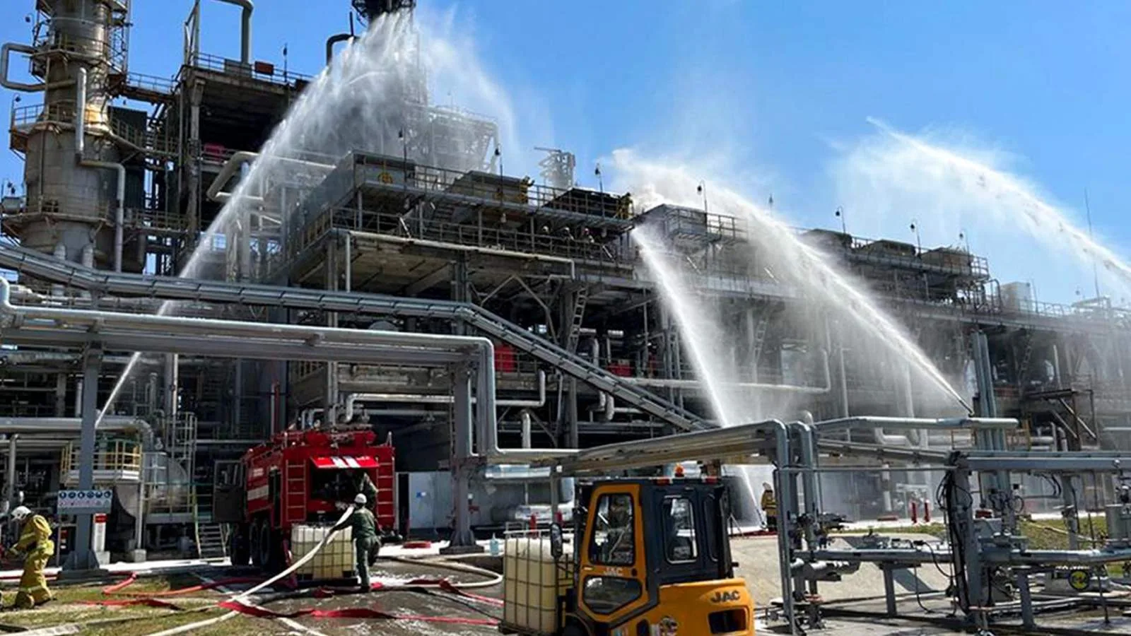 Ucrania ataca refinerías rusas y crecen tensiones con Estados Unidos por impacto en precios del petróleo