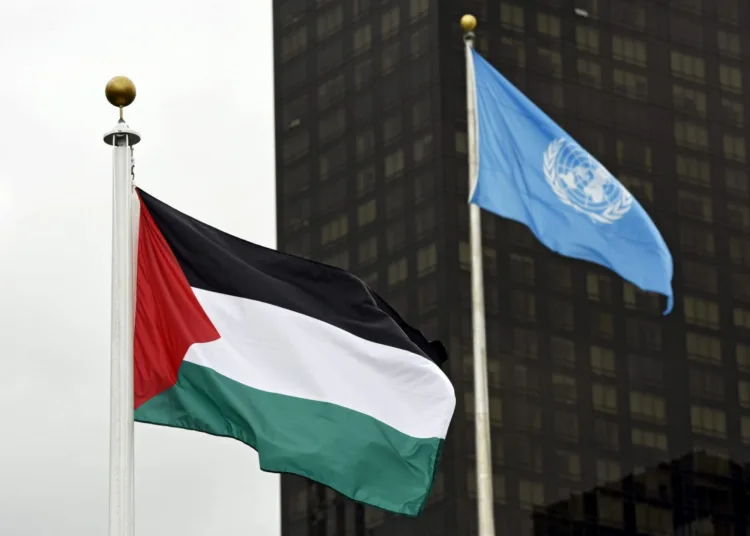 JLX30. NUEVA YORK (ESTADOS UNIDOS), 30/09/2015.- Vista de la bandera palestina (izda) izada por primera vez en la sede de la ONU, durante una ceremonia especial celebrada en Nueva York, Estados Unidos, el 30 de septiembre del 2015. La bandera permanece en un asta de uno de los jardines del complejo de Naciones Unidas, una ubicación provisional para la ceremonia, a la que asistió el secretario general de la ONU, Ban Ki-moon. EFE/Justin Lane