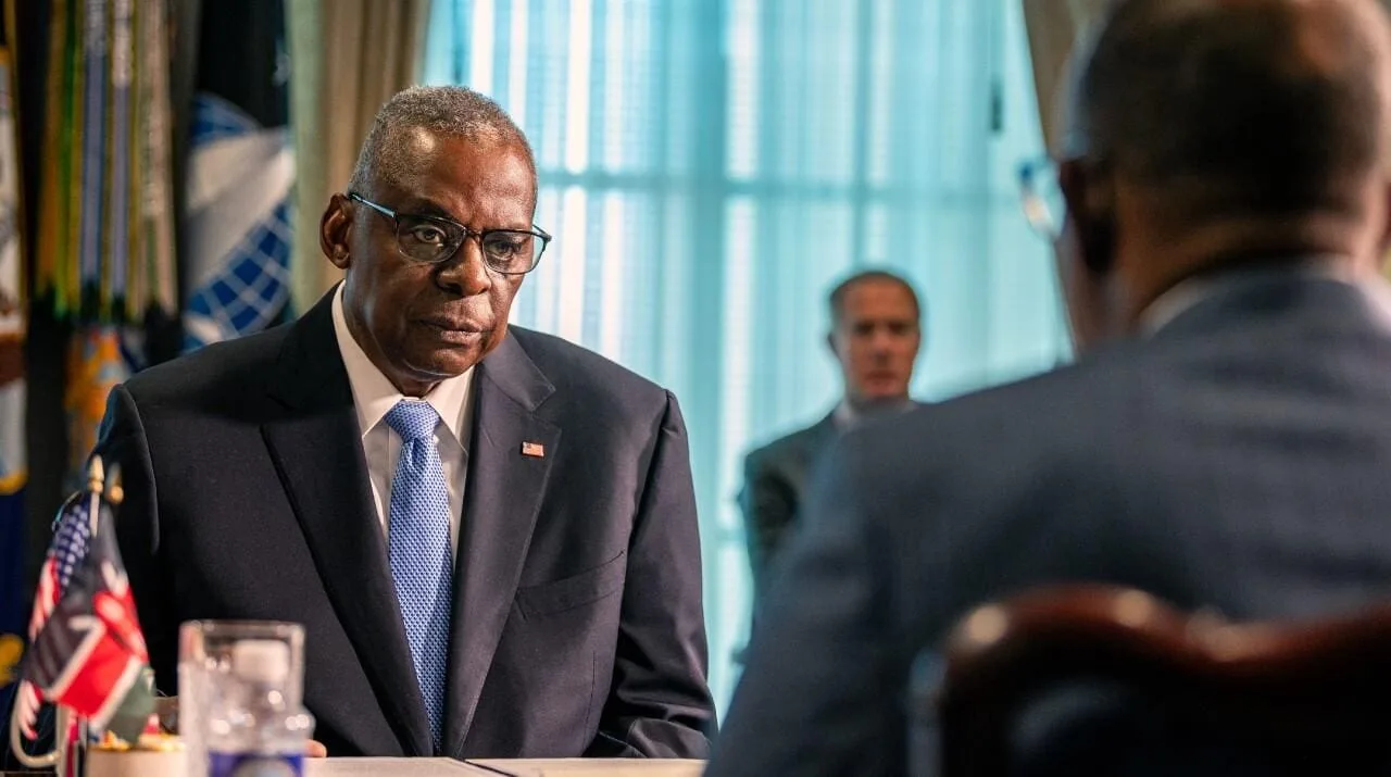 Un hombre con traje y corbata

Descripción generada automáticamente