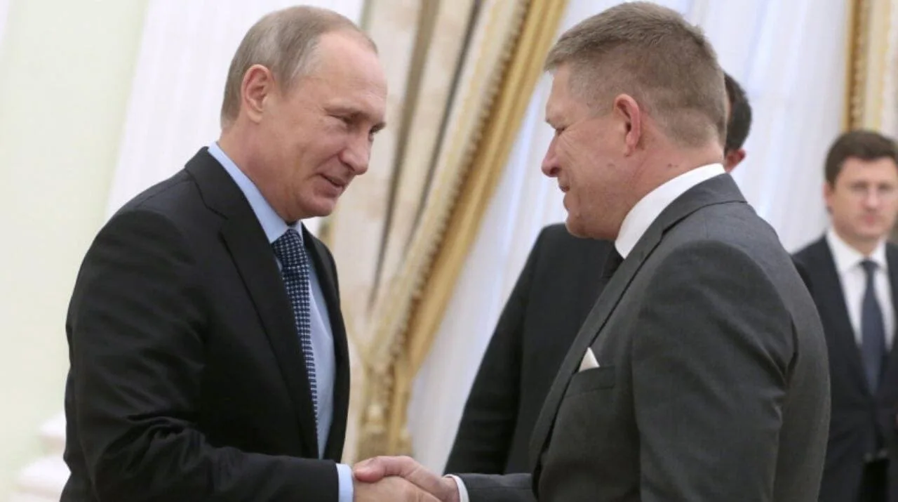 Un par de hombres con traje y corbata

Descripción generada automáticamente