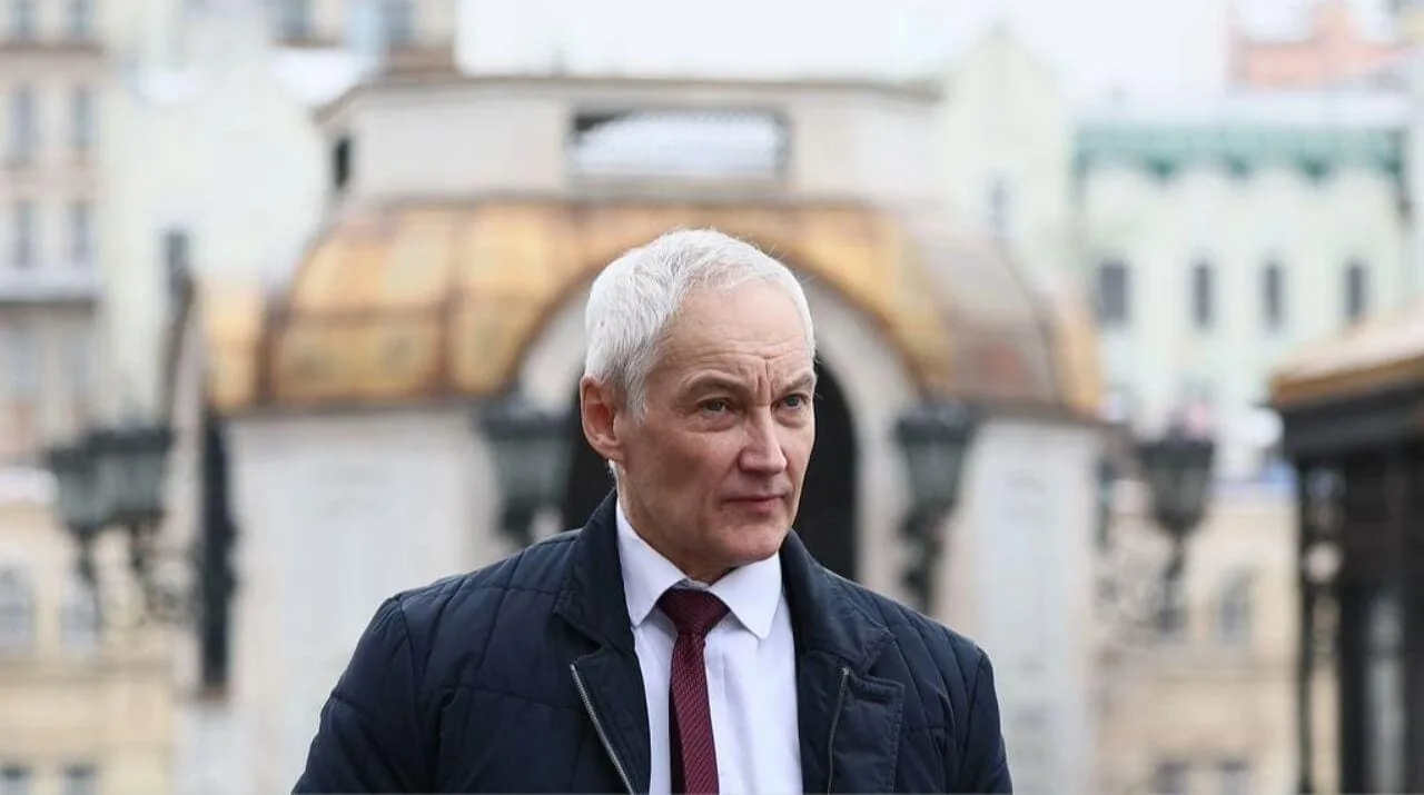 Un hombre con traje formal caminando por la calle

Descripción generada automáticamente