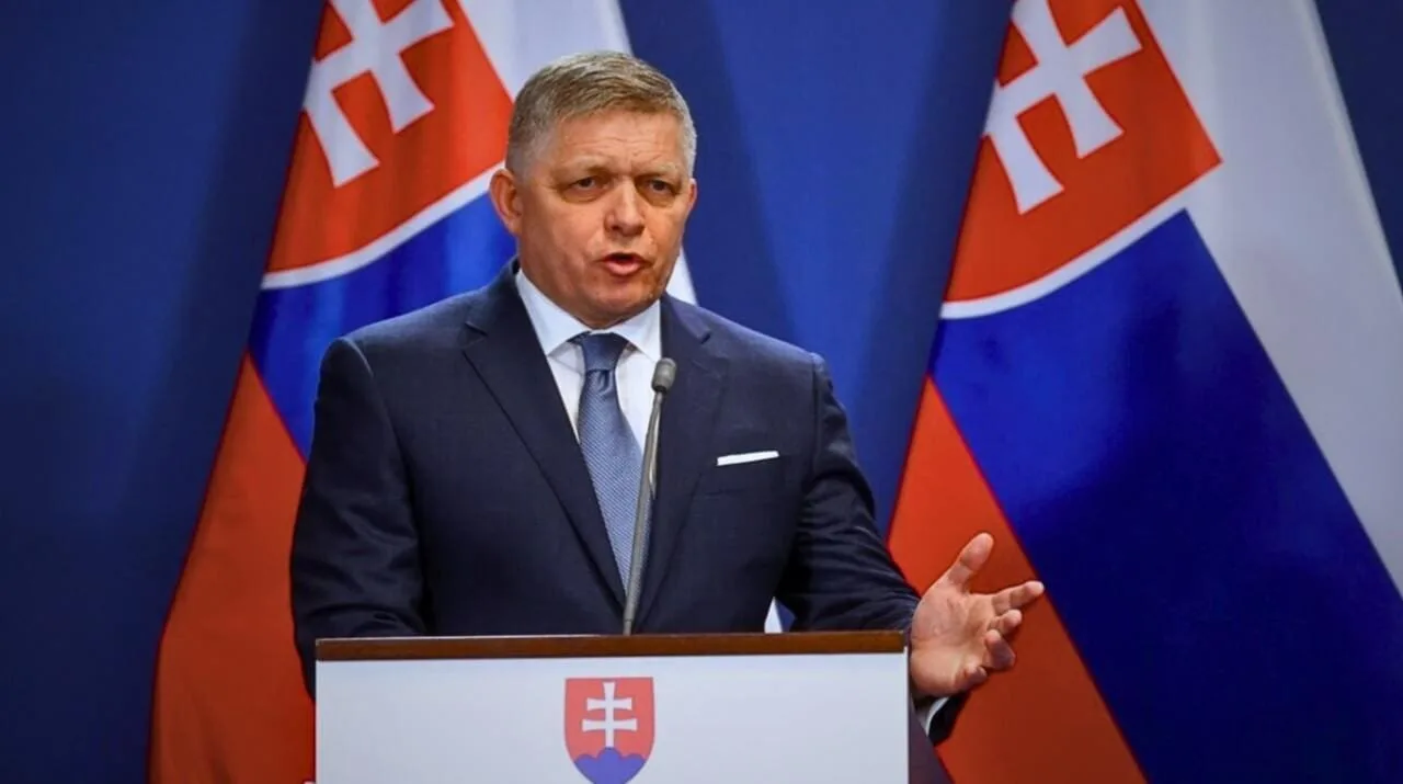 Un hombre con un traje de color azul con letras blancas

Descripción generada automáticamente con confianza media