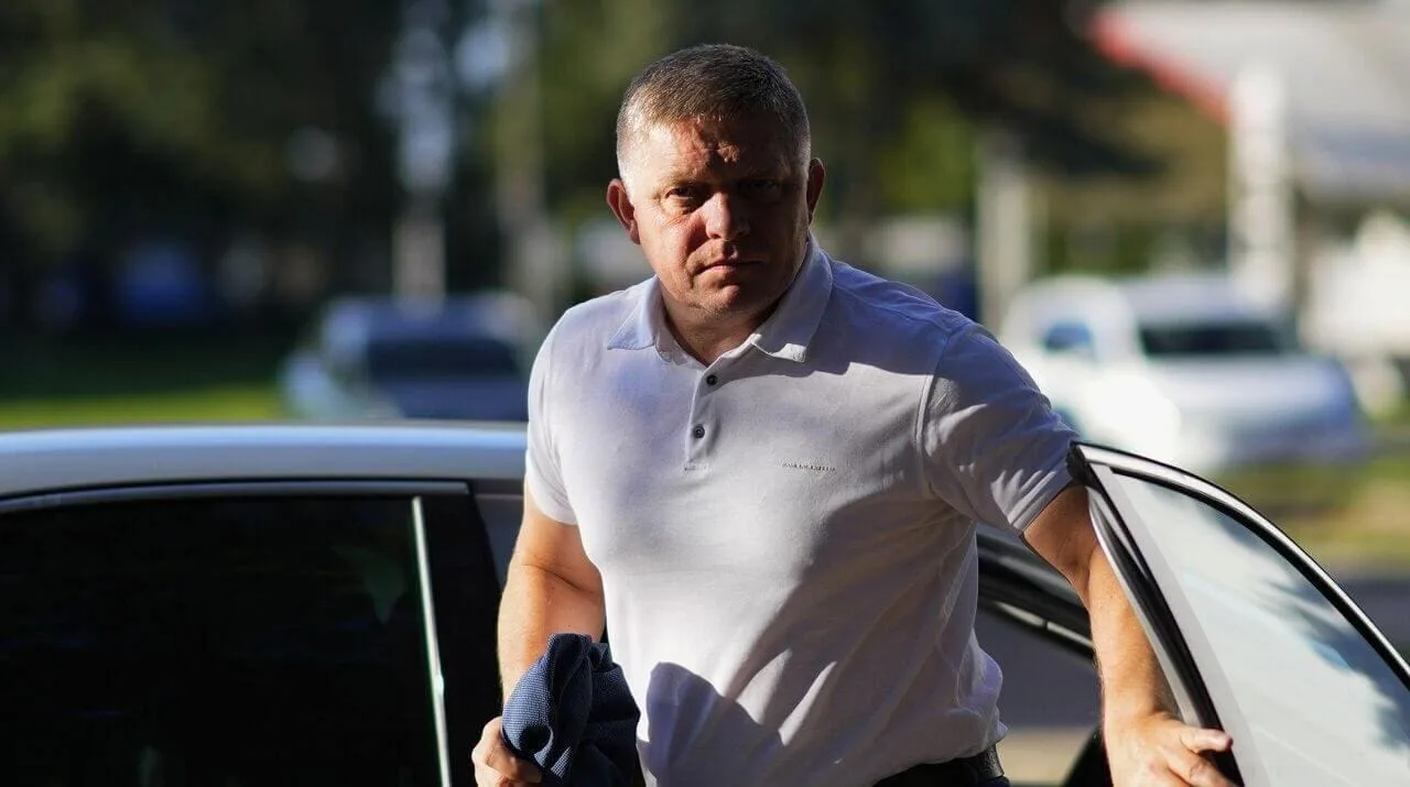 Un hombre con la mano en la calle

Descripción generada automáticamente