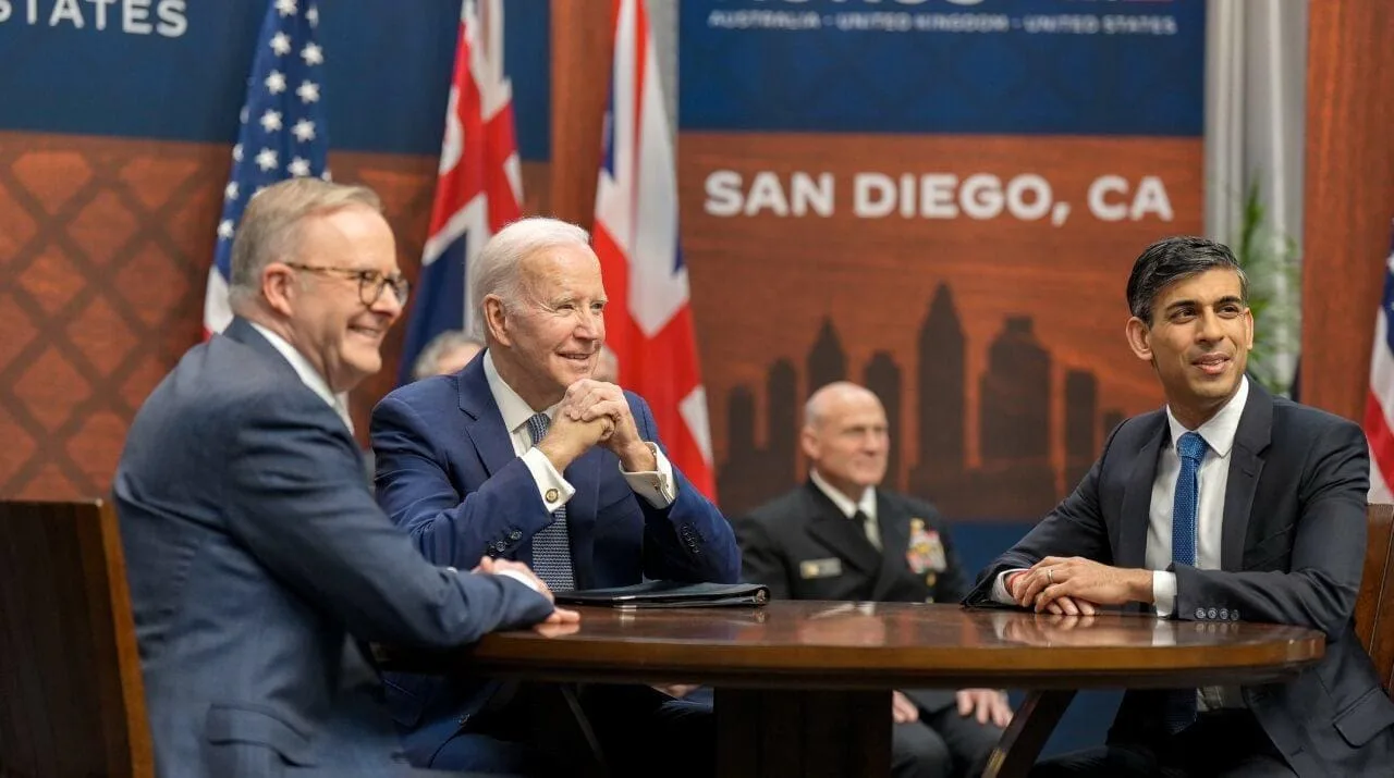 Una persona sentado en un escritorio

Descripción generada automáticamente con confianza baja