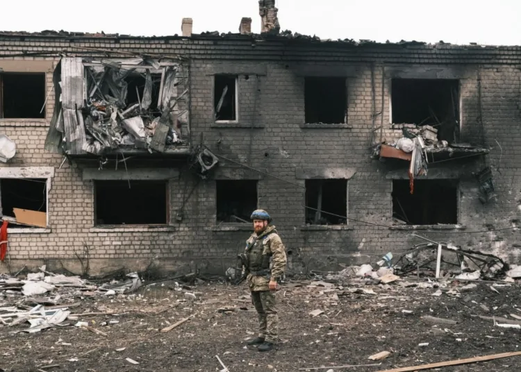Vovchansk (Ucrania), 13/05/2024.- Un policía ucraniano inspecciona un edificio dañado durante la evacuación de la población local de los territorios fronterizos con Rusia, en la ciudad de Vovchansk, región de Járkov, noreste de Ucrania, el 13 de mayo de 2024, en medio de la invasión rusa. Más de 4.000 residentes de los asentamientos en las zonas de la región de Járkov fronterizas con Rusia han sido evacuados debido a la "intensificación de las hostilidades", escribió en un telegrama el jefe de la Administración Militar de Járkov, Oleg Synegubov. Las evacuaciones se producen tras una ofensiva transfronteriza de las fuerzas rusas, que reivindicaron la captura de varias aldeas de la región. Las tropas rusas entraron en territorio ucraniano el 24 de febrero de 2022, iniciando un conflicto que ha provocado destrucción y una crisis humanitaria. (Rusia, Ucrania) EFE/EPA/GEORGE IVANCHENKO
