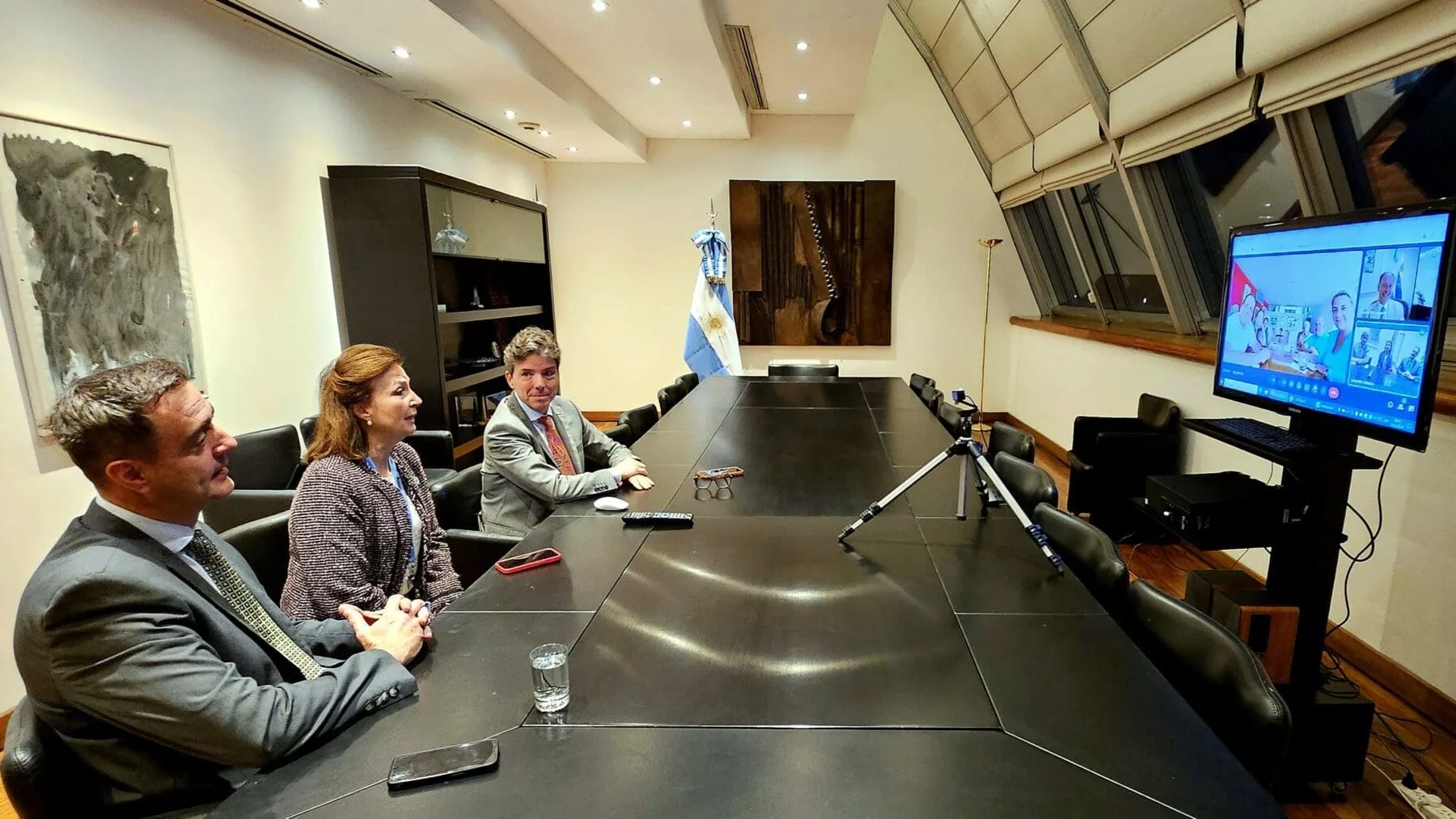 Mondino conversó con los seis ciudadanos venezolanos asilados en la Embajada argentina en Caracas