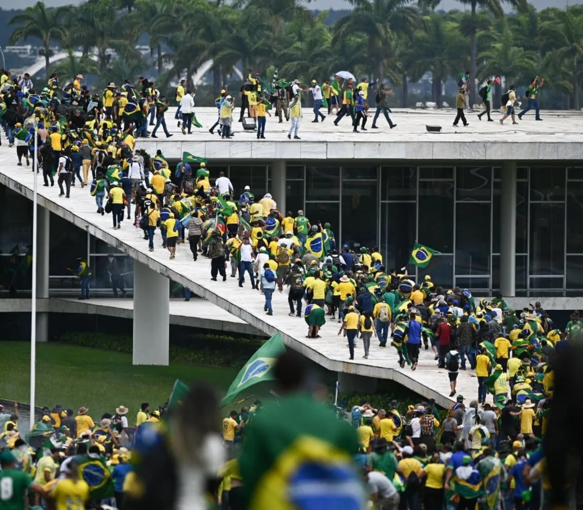 Brasil solicita ayuda a Argentina para localizar prófugos del ataque bolsonarista