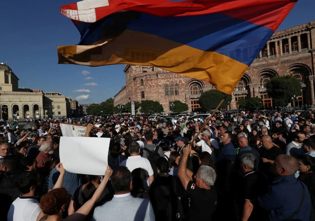 Escalan protestas en Armenia por acuerdo de paz con Azerbaiyán