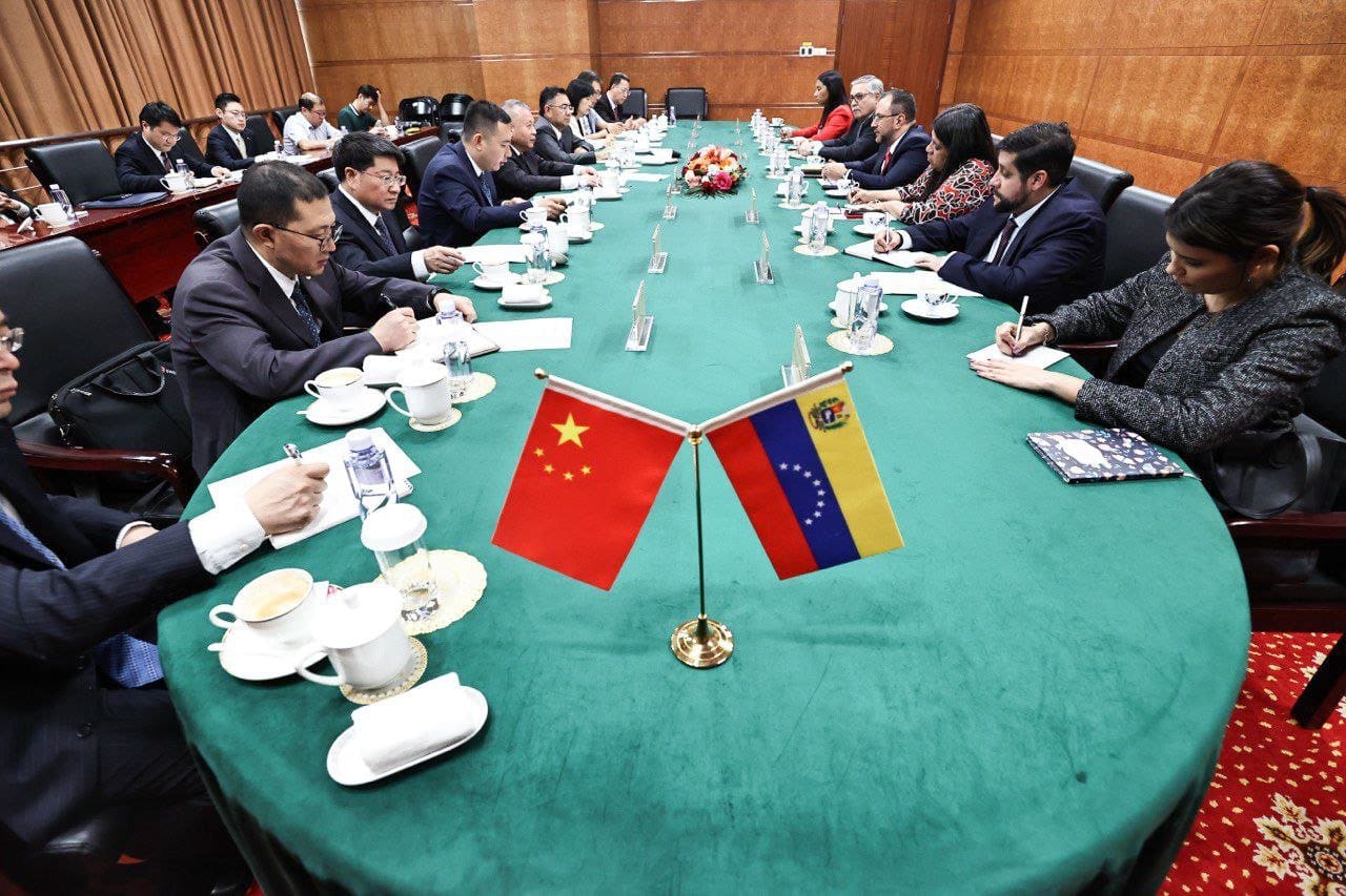 China y Venezuela fortalecen lazos bilaterales en reunión de alto nivel en Beijing