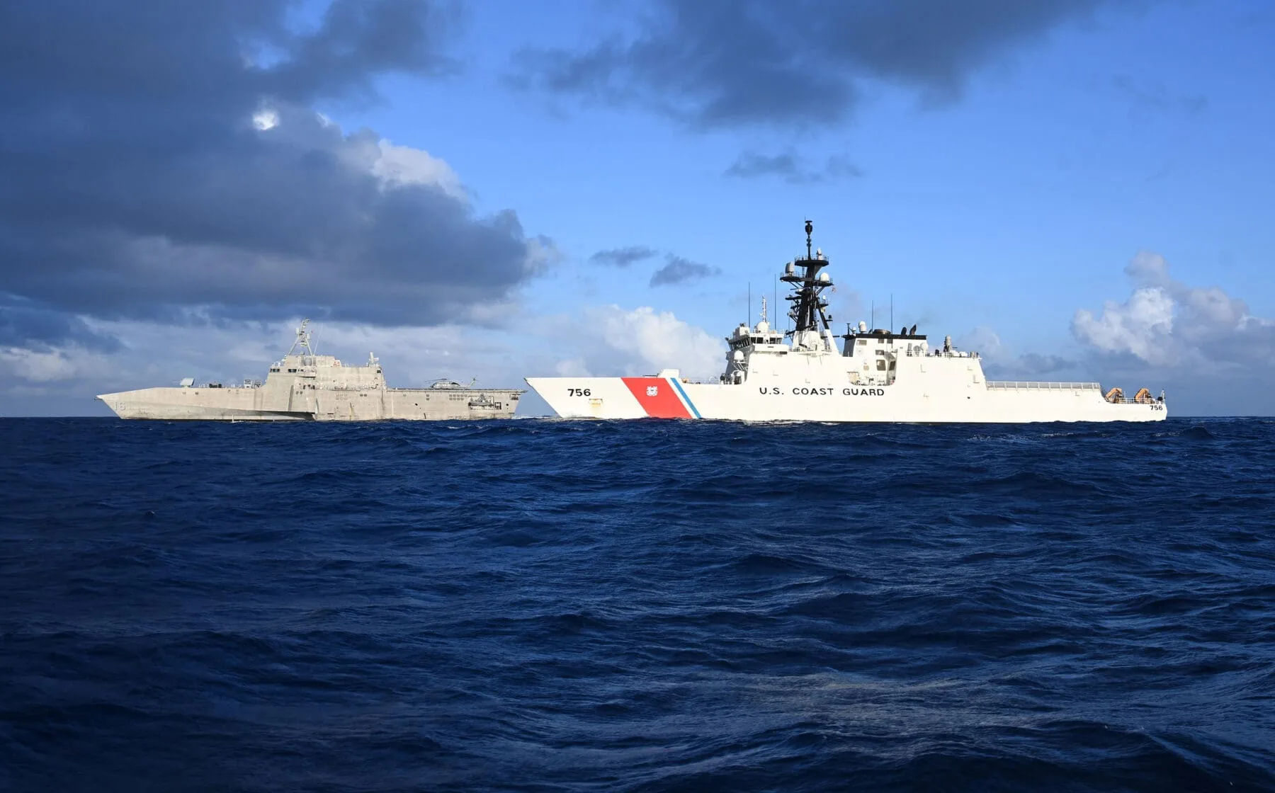 La Guardia Costera de los EE.UU. interceptan buques de la Armada de China en la costa de Alaska