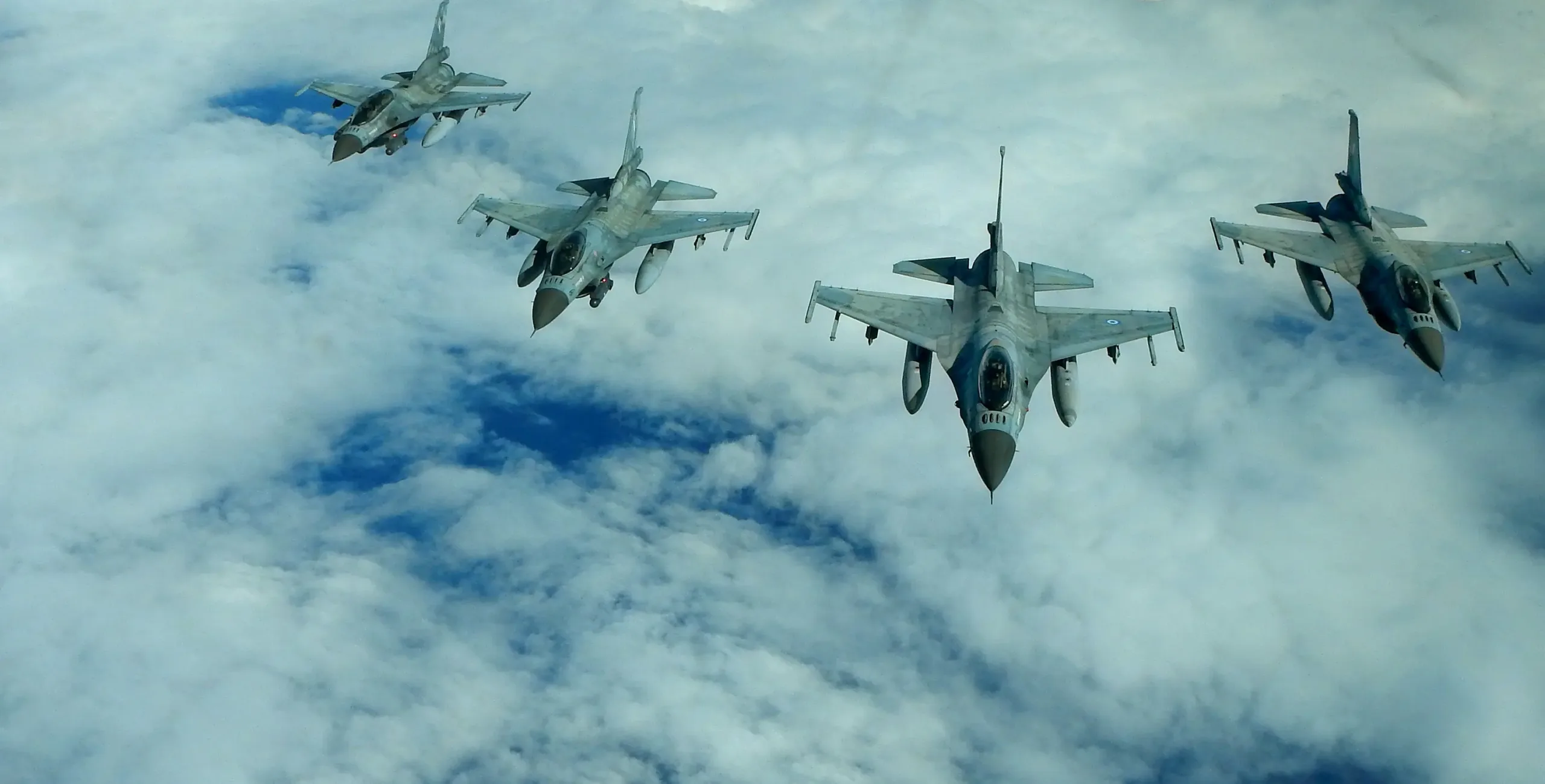 Por la guerra en Ucrania, Grecia podría ampliar su apoyo militar a Kyiv, incluido cazas F-16