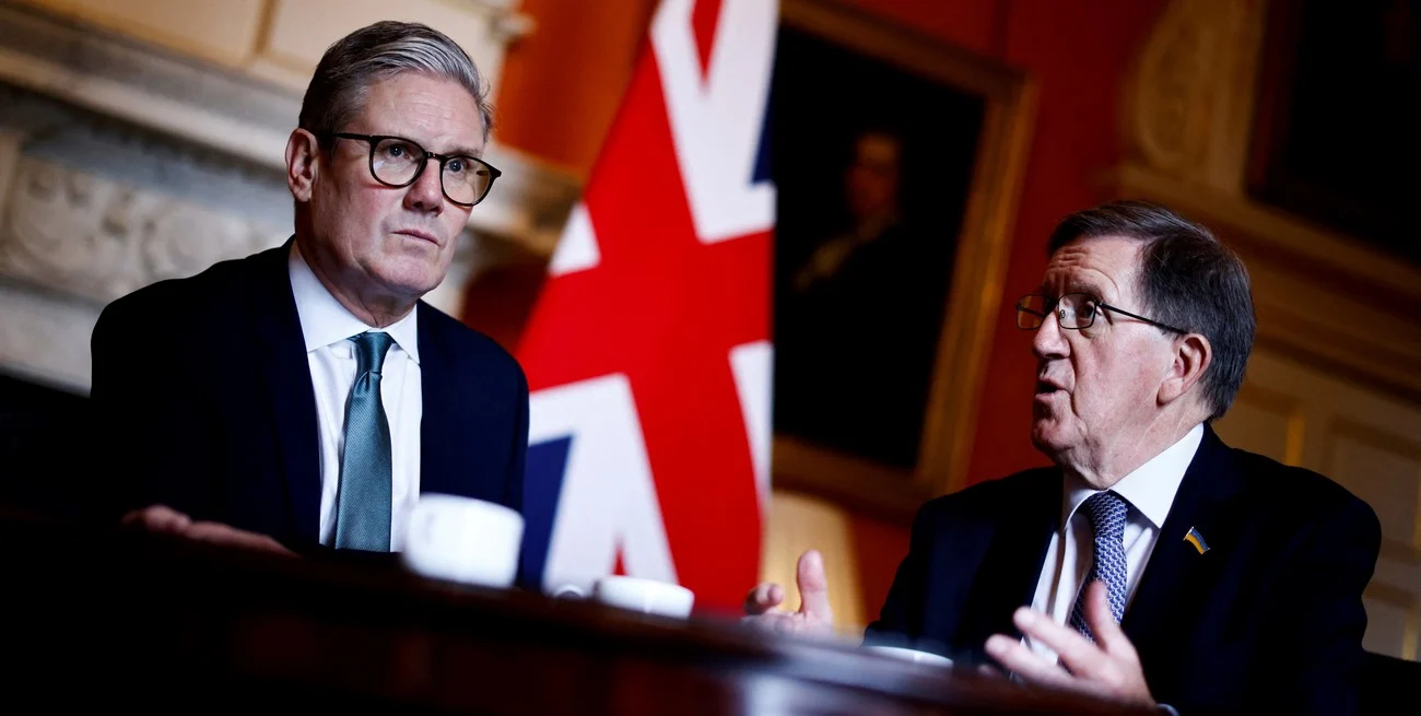 Lord Robertson, ex secretario general de la OTAN, advierte que es hora de “sacarse los guantes con Rusia”