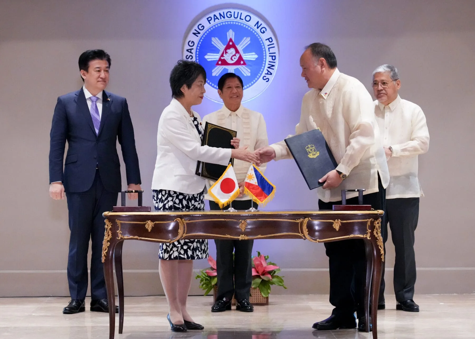 Filipinas y Japón firman histórico pacto de defensa