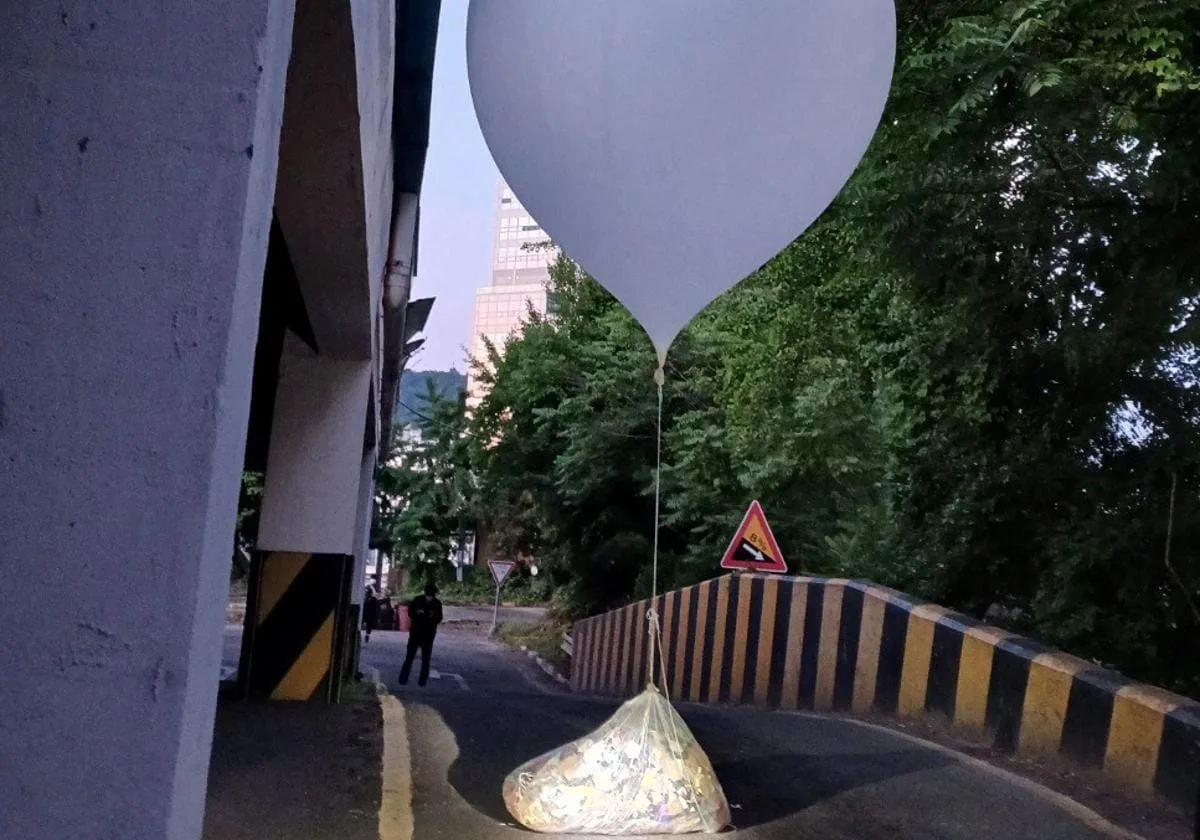 Los jefes de defensa de Estados Unidos y Corea del Sur instan a Corea del Norte a suspender los vuelos con globos de basura