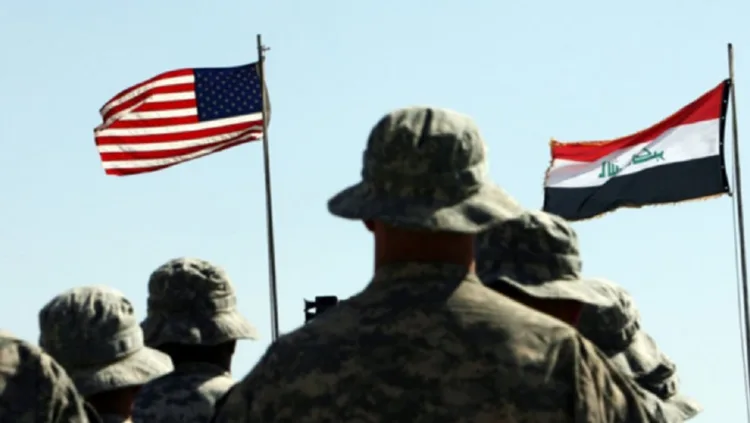 Soldado estadounidense ante banderas de Estados Unidos e Irak