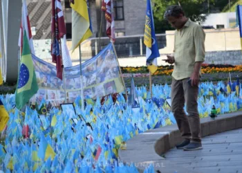 Hombre en el monumento de caídos en el Maidán Kiev, Ucrania - Alejo Sanchez Piccat